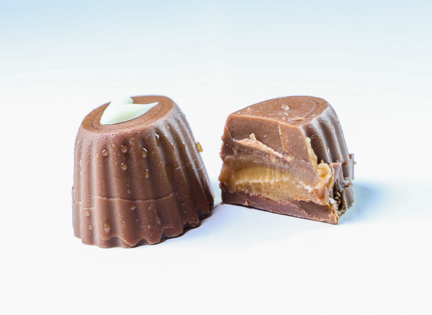 Bonbon Sinasappel-witte chocolade ganache en Karamel (per 10 stuks)